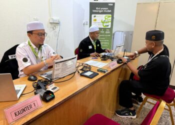 SEORANG jemaah melakukan urusan di kaunter Bank Islam TH di Abraj Al Janadriyah di Mekah, baru-baru ini.
