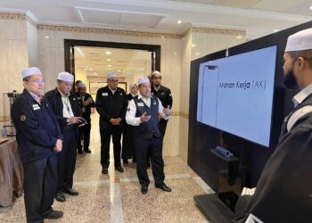 MOHD. Hisham Harun (kanan) ketika melakukan lawatan kerja ke semua pejabat operasi TH di Abraj Janadriyah, Mekah.