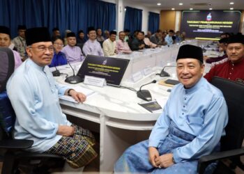 HAJIJI Noor (kiri) bersama Perdana Menteri Datuk Seri Anwar Ibrahim dan pimpinan parti ketika menyampaikan Taklimat Pembangunan Negeri Sabah sebelum menghadiri Majlis Berbuka Puasa Madani Peringkat Negeri di Pekan Tuaran, pada 22 Mac lalu.