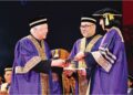 HIJJAS Kasturi menerima anugerah Profesor Emeritus UiTM yang disampaikan oleh Zarinah Anwar pada Istiadat Konvokesyen Ke-101 universiti itu, di Shah Alam, Selangor. – UTUSAN/AFIQ RAZALI