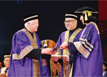 HIJJAS Kasturi menerima anugerah Profesor Emeritus UiTM yang disampaikan oleh Zarinah Anwar pada Istiadat Konvokesyen Ke-101 universiti itu, di Shah Alam, Selangor. – UTUSAN/AFIQ RAZALI
