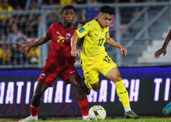 PEMAIN Harimau Malaya, Arif Aiman Hanapi berjaya mengatasi pertahanan Cepe Verde pada aksi persahabatan Tier 1 di Stadium Bola Sepak Kuala Lumpur, malam tadi.-IHSAN FAM