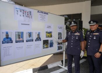 HUSSEIN Omar Khan (dua kanan) pada sidang akhbar kejayaan Jabatan Siasatan Jenayah Selangor menumpaskan sindiket kes samun yang menyamar sebagai anggota polis di IPD Sepang. - UTUSAN/FAISOL MUSTAFA