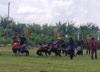 PENDUDUK turut memeriahkan hari sukan SK Tebing Rebak di Bagan Datuk dengan mengambil bahagian dalam acara tarik tali baru-baru ini.