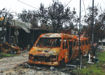 VAN sekolah milik Mohd. Radzi Mohd. Rashid yang hangus terbakar dalam kejadian letupan paip gas di Kampung Kuala Sungai Baru, Subang Jaya, Selangor. – UTUSAN/AFIQ RAZALI