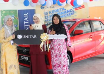 NURUL Syafika Abdullah (tengah) bersama ibunya ketika menerima kereta daripada UNITAR Cawangan Kuala Terengganu, Terengganu.