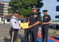 YAHAYA Othman (tengah) menyampaikan sijil penghargaan kepada anggota pada Perhimpunan Bulanan Bagi Bulan Mei 2025 di IPK Pahang di Kuantan, Pahang.