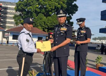 YAHAYA Othman (tengah) menyampaikan sijil penghargaan kepada anggota pada Perhimpunan Bulanan Bagi Bulan Mei 2025 di IPK Pahang di Kuantan, Pahang.