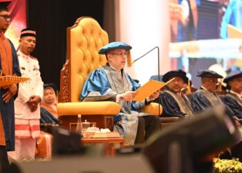 TENGKU Mahkota Kelantan, Tengku Muhammad Fakhry Petra semasa berucap pada  Majlis Ijazah Pemasyuran Pro-Am senor dan Konvokesyen UMK ke-14 di Bachok, Kelantan hari ini.- UTUSAN/ ROSLIZA MOHAMED