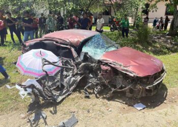 KEADAAN kereta yang dipandu remuk selepas bertembung dengan sebuah lori di Kilometer 50.5 Jalan Kota Bharu-Kuala Krai berhampiran stesen minyak Batu 31, Machang, Kelantan hari ini-IHSAN POLIS