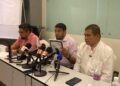 MUHAMMAD Rafique Rashid Ali menunjukkan dua laporan polis yang dibuat oleh saksi berkenaan dalam sidang akhbar di WP Hotel, Kuala Lumpur. - UTUSAN/ARIF AIMAN ASROL
