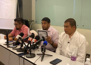 MUHAMMAD Rafique Rashid Ali menunjukkan dua laporan polis yang dibuat oleh saksi berkenaan dalam sidang akhbar di WP Hotel, Kuala Lumpur. - UTUSAN/ARIF AIMAN ASROL