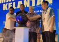 KAMARUDIN Md. Nor (dua dari kanan) menyempurnakan gimik perasmian Matta Fair Kelantan 2025 di Tunjong, Kota Bharu, Kelantan hari ini. - UTUSAN/MUSTAQIM MOHAMED