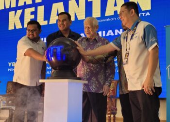 KAMARUDIN Md. Nor (dua dari kanan) menyempurnakan gimik perasmian Matta Fair Kelantan 2025 di Tunjong, Kota Bharu, Kelantan hari ini. - UTUSAN/MUSTAQIM MOHAMED