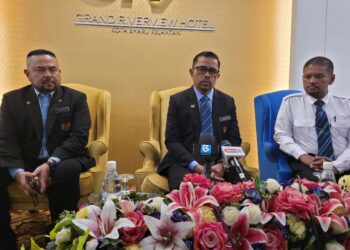 ADNAN Mat (tengah) pada sidang media selepas Majlis Perasmian Seminar Pengukuhan Akta Kesihatan Awam 2025 di Kota Bharu, Kelantan hari ini. - UTUSAN/MUSTAQIM MOHAMED
