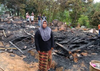 HASNI Ali berdiri berdekatan rumah pusaka yang hangus dijilat api dalam kebakaran di Kampung Mogol, Ulu Tembeling di Jerantut, Pahang.