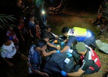 PASUKAN penyelamat membantu mengeluarkan mayat mangsa yang tertimbus ketika mencari emas di Kampung Berhamah, Merapoh di Lipis, Pahang.