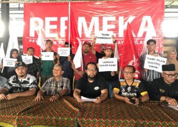 CHE Syadina Che Daud (duduk tengah) semasa sidang akhbar di Kota Bharu, Kelantan hari ini.UTUSAN / ROSLIZA MOHAMED