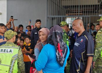 SITI Zaharah Borhan (tudung coklat) ditenangkan jiran-jiran berikutan kebakaran yang mengorbankan anak keempatnya di PPR Krubong, Melaka. - UTUSAN/AMRAN ALI