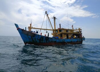 SEBUAH vesel nelayan tempatan mencurigakan kira-kira 2.5 batu nautika dari Timur Tanjung Tembeling, Kuantan.