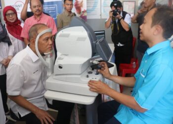 WAN ROSDY Wan Ismail (kiri) menguji kesihatan mata sempena Program Subsidi Pembedahan Katarak Mata melalui Inisiatif Makmur Pahang di Hospital Lipis di Lipis, Pahang. - FOTO/SALEHUDIN MAT RASAD