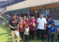 RAZAK Daud (tengah) bersama murid anak Orang Asli selepas merasmikan Mesyuarat Agung Persatuan Ibu Bapa dan Guru (PIBG) Sekolah Kebangsaan (LKTP) Sungai Tekam Utara di Jerantut, Pahang.