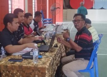 PENEROKA Felda membayar cukai tanah sempena program Pejabat Daerah dan Tanah (PDT) Jerantut Turun Padang di Felda Jengka 24 hari ini. - FOTO/SALEHUDIN MAT RASAD
