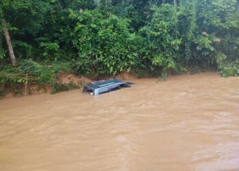 KENDERAAN pacuan empat roda dipandu mangsa masih tenggelam di dalam Sungai Tendrik, Pos Bihai, Gua Musang, Kelantan pagi tadi.-IHSAN MEDIA SOSIAL