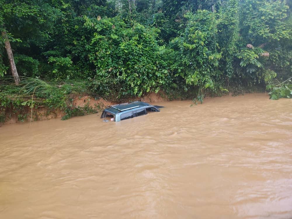 Pemandu dikhuatiri lemas, pacuan empat roda dihanyutkan arus sungai