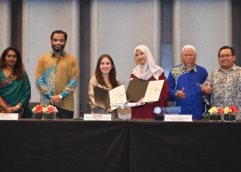 IDA Riswana Idris (dua kanan) bersama AirArabia Country Manager, Yasmin Ahmad Shamsuddin (dua kiri) ketika memeterai dokumen persefahaman (MoU) pada Majlis Menandatangani Perjanjian Persefahaman antara Andalusia Travel & Tours Sendirian Berhad dan Air Arabia di Hotel Reneissance Kuala Lumpur di sini hari ini. UTUSAN/SYAKIR RADIN