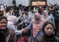 FUZIAH Salleh bersalam dengan ahli PKR pada  Majlis Perasmian Kongres AMK dan Wanita Keadilan di Hotel Berjaya Waterfront, Johor Bahru.