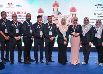 MOHD. Khair Ngadiron (lima dari kiri) bersama Pengarah Bahagian Sumber dan Teknologi Pendidikan Kementerian Pendidikan Malaysia, Aniza Kamarulzaman (empat dari kanan) ketika sesi bergambar pada Majlis Pembuka Tirai Pesta Buku Antarabangsa Kuala Lumpur ke-42 di Pusat Dagangan Dunia Kuala Lumpur di sini hari ini. - UTUSAN/SYAKIR RADIN