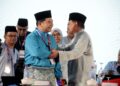 ANWAR Ibrahim bersalaman dan memeluk Rafizi Ramli yang tewas dalam pertandingan jawatan Timbalan Presiden PKR sempena Kongres Nasional Keadilan di Pusat Konvensyen Antarabangsa Persada Johor, Johor Bahru.
