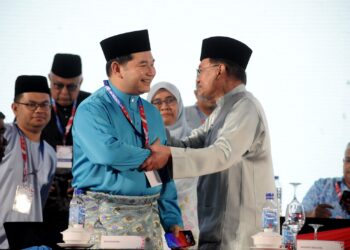 ANWAR Ibrahim bersalaman dan memeluk Rafizi Ramli yang tewas dalam pertandingan jawatan Timbalan Presiden PKR sempena Kongres Nasional Keadilan di Pusat Konvensyen Antarabangsa Persada Johor, Johor Bahru.