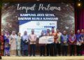 SAARANI Mohamad (tengah) menyampaikan replica cek dan trofi kepada pemenang Anugerah Desa Sejahtera dan Anugerah Sejati Madani di Bangunan Perak Darul Ridzuan, Ipoh. - UTUSAN/MUHAMAD NAZREEN SYAH MUSTHAFA