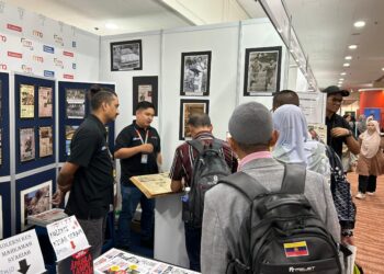 ANTARA pengunjung yang hadir ke reruai Media Mulia bagi melihat arkib yang dipamerkan serta hadir untuk membuat langganan. - UTUSAN/NUR ATHIRAH