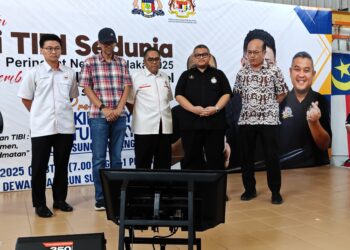 RAIS Yasin (dua dari kanan) bersama Ngwe Hee Sem di Program Jelajah WRUR Peringkat DUN Sungai Udang sempena Sambutan Hari Tibi Sedunia 2025 di Sungai Udang, Melaka. - UTUSAN/AMRAN ALI
