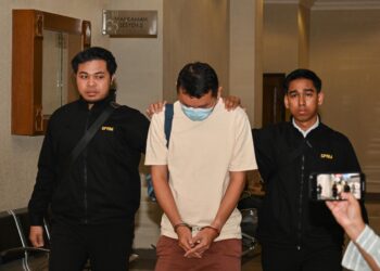 TERTUDUH (tengah) mengaku tidak bersalah atas pertuduhan memberi rasuah ketika dihadapkan ke Mahkamah Sesyen Kuantan di Kuantan, Pahang. - FOTO/MUHAMMAD NAIM HELMI HAFIDZI