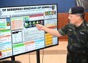 AZMI Abu Kassim menunjukkan gambar serta lokasi Op Bersepadu Khazanah (Sawmill) Briged Tenggara PGA dalam sidang akhbar di Kem Bukit Galing di Kuantan, Pahang. - FOTO/MUHAMMAD NAIM HELMI HAFIDZI