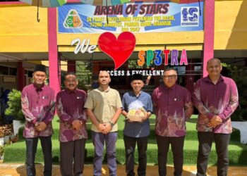 RAZAK Daud (tiga kanan) bersama guru besar dan guru selepas merasmikan Mesyuarat Agung PIBG kali ke-24 Sekolah Kebangsaan (SK) Pusat Penyelidikan Pertanian Tun Razak, Sungai Tekam di Jerantut, Pahang.