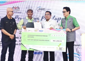 AMIZAR Abu Adam (dua dari kanan) mewakili Wan Rosdy Wan Ismail menyampaikan replika cek kepada peserta terbaik Program Tunas Usahawan Belia Bumiputera (TUBE) di Kolej Universiti Yayasan Pahang (UCYP) di Kuantan, Pahang. - FOTO/SHAIKH AHMAD RAZIF