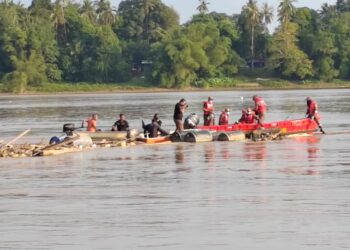 MAYAT seorang lelaki warga emas ditemukan dalam keadaan terlingkup dan tersangkut pada timbunan sampah dan kayu balak di Sungai Pahang di Kampung Paya Pasir di Maran, Pahang.