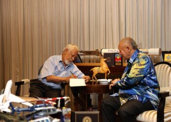 KAY Rala Xanana Gusmão (kiri) ketika lawatannya ke ibu pejabat Weststar