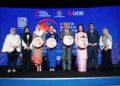 NG Wei Wei (tiga dari kanan) bersama Tengku Zafrul Tengku Abdul Aziz (empat dari kanan) selepas sesi dialog bertajuk Waktu Kuasa Global: 
Wanita Perintis Perubahan Merentas Benua