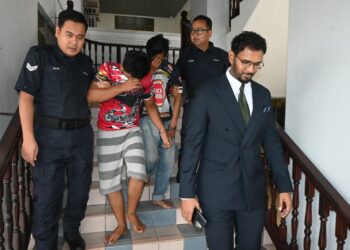 MUHAMAD Shafiq Asyraf Jasarudin (dua dari kiri) dan Muhamad Nazhim Razali dihadapkan ke Mahkamah Sesyen, Ayer Keroh, Melaka atas pertuduhan merogol seorang pelajar universiti, melakukan pemerasan dan menyamar sebagai anggota polis. - UTUSAN/MUHAMMAD SHAHIZAM TAZALI