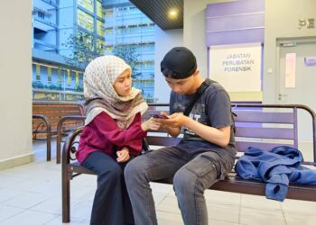 MOHD. Syafiq Abdul Rahim bersama adiknya semasa ditemui pemberita di Unit Forensik Hospital Sultan Ismail Petra, Kuala Krai, Kelantan hari ini-UTUSAN/YATIMIN ABDULLAH.