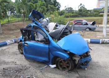 KEADAAN kereta Perodua MyVi yang dinaiki ketiga-tiga mangsa remuk selepas terlibat kemalangan di Kilometer 104, Jalan Kota Bharu-Gua Musang berhampiran Sungai Sam, Kuala Krai, Kelantan hari ini-UTUSAN/YATIMIN ABDULLAH