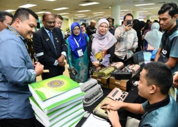 ISAIAH D.Jacob (dua dari kiri) dan Yatimah Alias (empat dari kiri) melawat pameran inklusif sempena International Carnival on Inclusive Technology and Ecosystem (iNCLUSIVE) 2025 di Perpustakaan UMPSA di Pekan, Pahang.