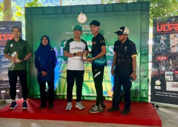 RAHIMI Ismail (tiga dari kanan) menyampaikan hadiah kepada salah seorang pemenang Rainforest Run yang dianjurkan bersempena 
Nakawan Rainforest Festival 2025 di Kompleks Eko Pelancongan Sungai Batu Pahat, Perlis, hari ini. -UTUSAN/ASYRAF MUHAMMAD
