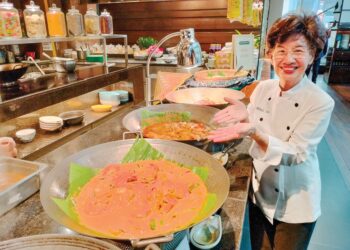 florence Tan menunjukkan hidangan udang masak lemak nanas cara nyonya yang menggunakan pelbagai rempah ratus dan herba untuk membangkitkan rasa.